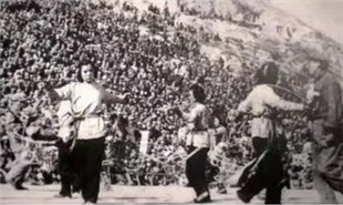 1943�꣬����Ϊ�ؾ�֮ʫ�������塷����