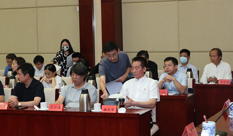 工作人员分发选票