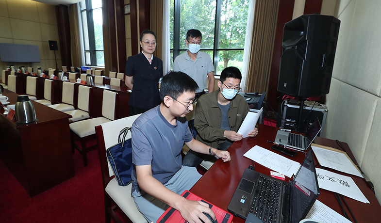 工作人员在纪律监察组和公证员的监督下统计选票