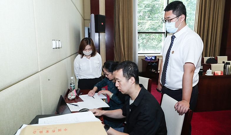 工作人员在纪律监察组和公证员的监督下统计选票