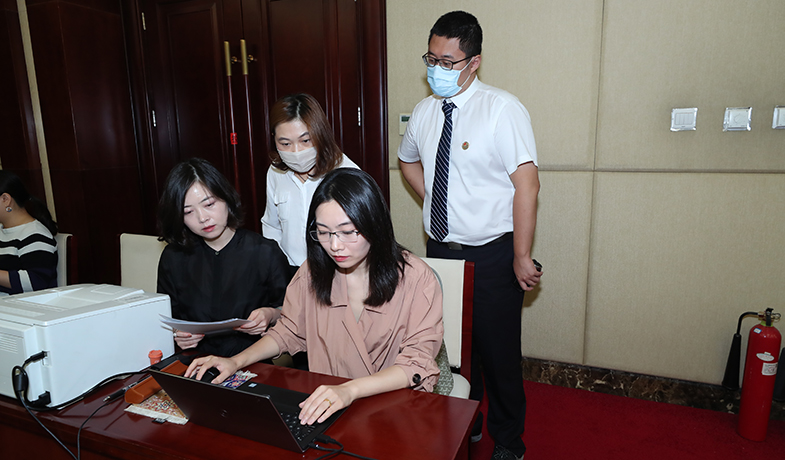 工作人员在纪律监察组和公证员的监督下统计选票