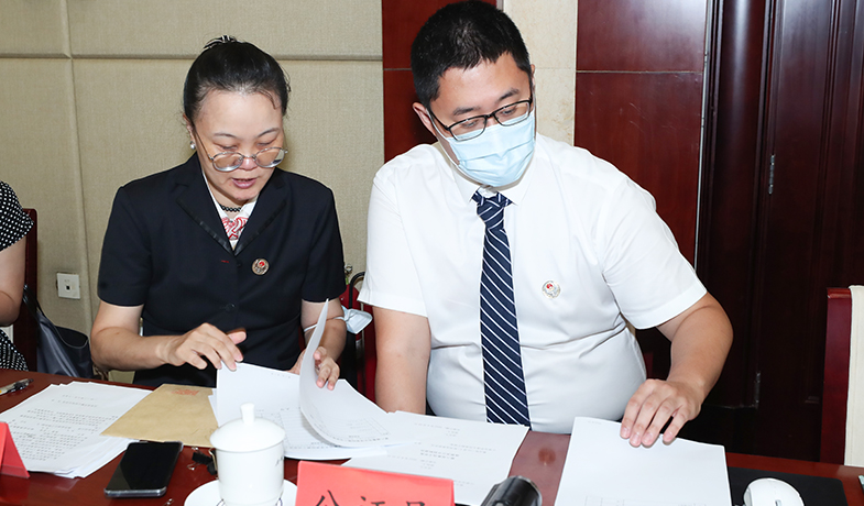 公证员检查选票统计情况