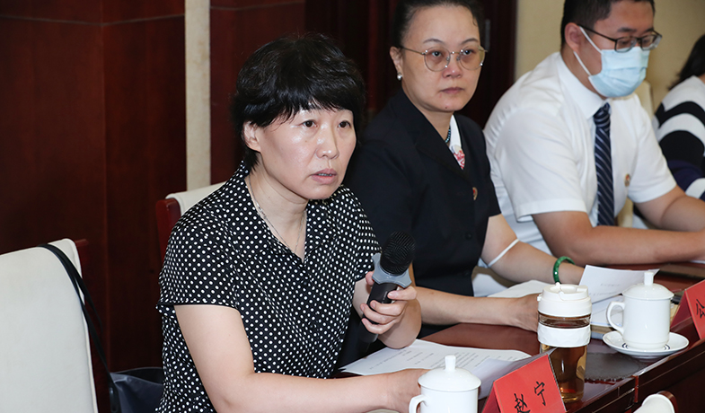 评奖办公室人员报告选票统计情况