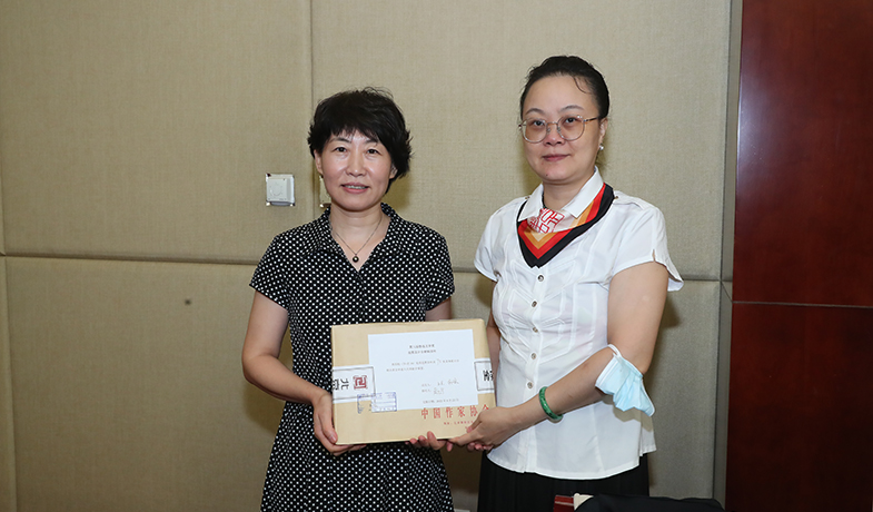 公证处和评奖办公室人员展示第八届鲁迅文学奖终评选票情况封存