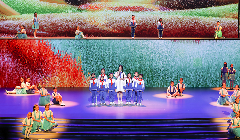 娄艺潇、刘旖惟、李牧阳表演《大山里的小诗人》