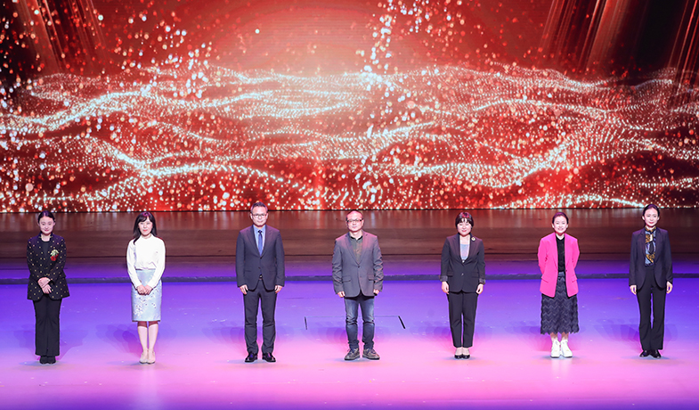 马天牧、李亚梓、李伟长、李黎、吴越、季亚娅、赵萍代表责任编辑们上台