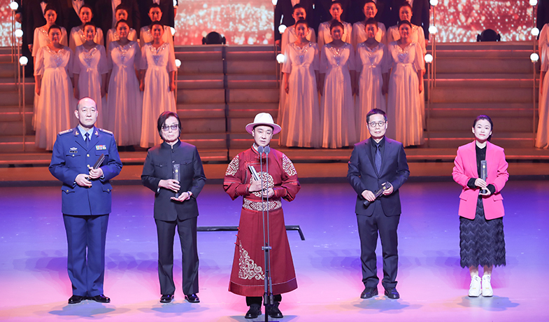 王凯、王松、索南才让、艾伟、葛亮(季亚娅代领)(从左至右)领取中篇小说奖