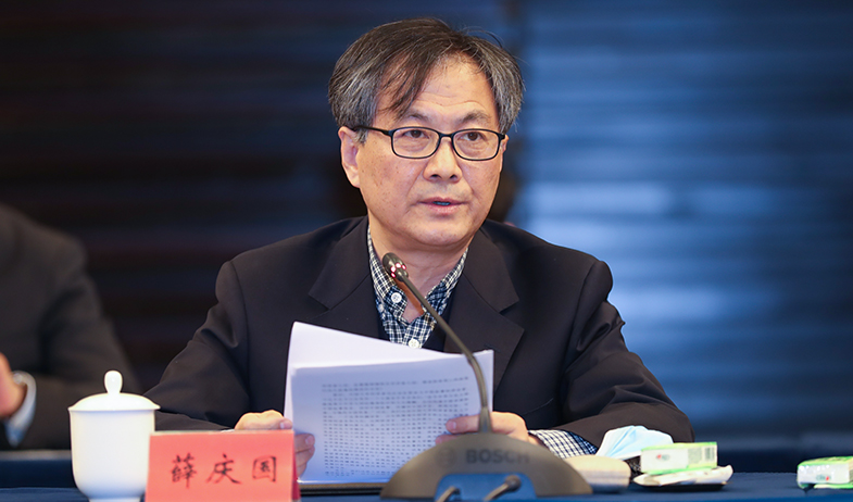 获奖作家代表薛庆国在会上发言