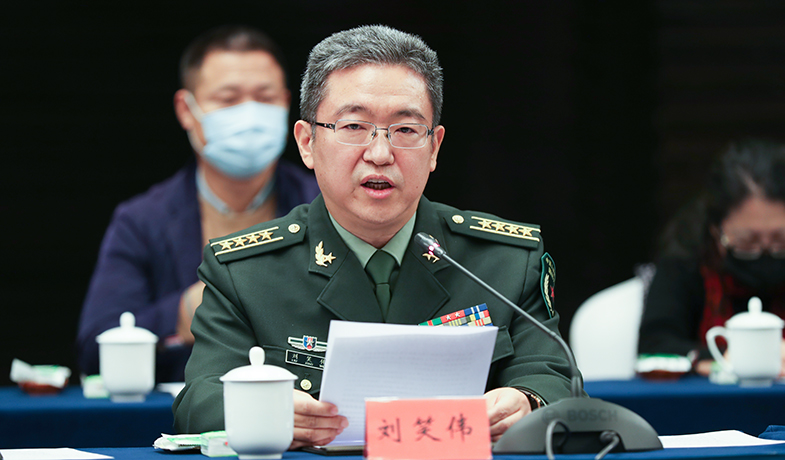 获奖作家代表刘笑伟在会上发言