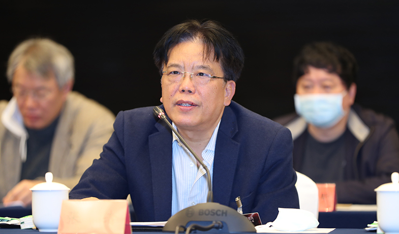 获奖作家代表张者在会上发言