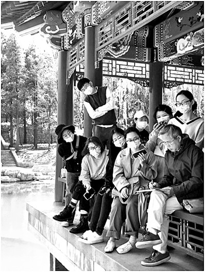 ���Ӣ��ǰ����һ���ڸ�ѧ���ϿΡ�ͼƬ�������ṩ