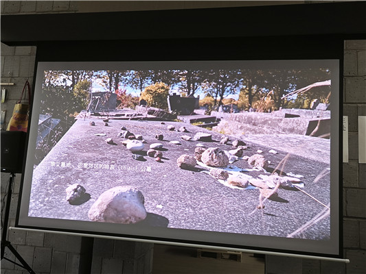 1970��4��19�յ�20�յ�ҹ�������Ͷ���ɺӡ���������ֱ��5��1�ղ������α��ҵ�����񣬲��������Ӽ�����һͬ���ڰ��轼�����䰧��Ĺ����������������ز�ĳ��ӷ������ߣ�Ĺ���ϰ����˼�����������Сʯͷ��������̫�˵�һ��ϰ�ף�����ȥ�ݼ�����ʱ�����ʻ����߹�һ���׸��Ķ���������ѡ���̳־õ�ʯͷ��