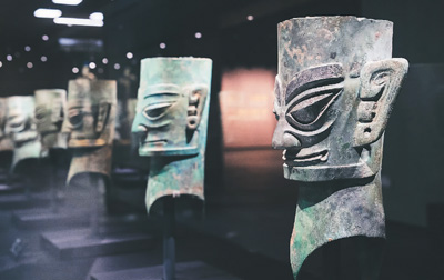 �����ǶѲ�����¹ݡ�ΡȻ������չ�����е���ͭ��ͷ��  �������ǶѲ���ݹ�ͼ