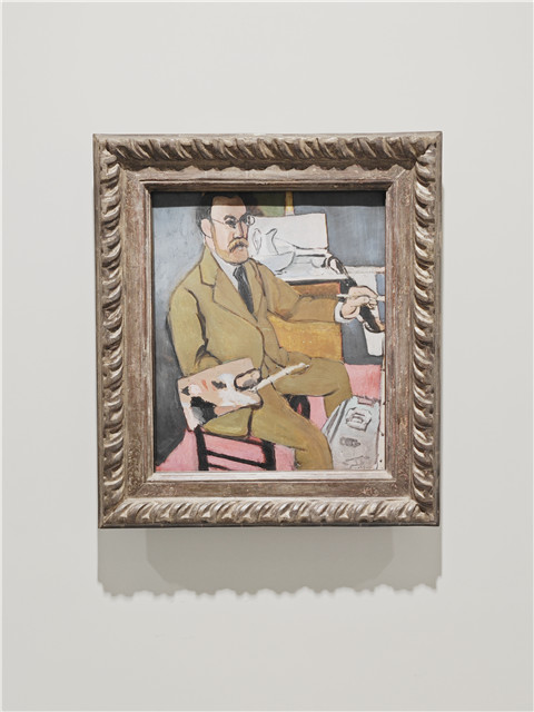 ����˹�ͻ��Ի�������Ի���ӳ������˹��ʱ���ľ��������û��ʺ͵�ɫ�̣���ɫ������һ�����Եĺ�ɫ���ϡ�������������ڻ������棬�ƺ���ʾ�����е�״̬����λ������˹���������������������͸¶��һ˿��ȷ���ԡ�����˹������˹�ùݷ����¹��ӵķ���������Ф����˻��е�������Ʋ�ӣ�ʵ�������������֣�������Ҳ���������Լ���һ���һ�ַ�ʽ��