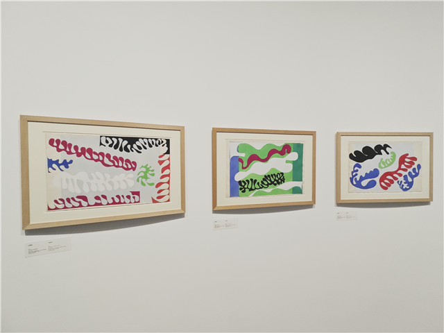 ����ÿһ��ͼ�涼���Ŵ󵨵���ɫ�����������������ɸУ�����˹�����֮Ϊ��ɫ�������ļ��ˣ�������������Ϸ�š��������Լ������м���Ľᾧ������������������������������ϣ��֮�õ����ü��䡣�Ȿ��ȡ��Ϊ����ʿ������������ϣ���þ�ʿ�ֳ������˺����ɵ�ʵ�龫������Ӧ�Լ��Ĵ������