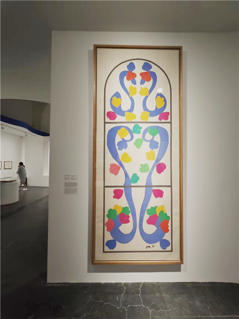 �����������ʻ沣����ͼ��������˹��������ֽ��Ϊ����������Ʋ�ͼ�����빤�ߡ��Բ�͸��ˮ��ֽ���вü��Ĺ��̣��������и��һ����ֻ�������߲��ܴ�͸ֽ�棬����ڻ��Ʋ��������Ĳ�ͼʱ��Ӧ�ÿ��ǹ��ߵĴ�͸Ч�������70�������˹ƾ��Լ�ֽ������;��鲻�����У�Ͷ�뵽ȫ�²��ʵĴ���֮�С�����������������Ʒ��̽�ֵĿռ��������һ��ý����֣������һ��������ɫ�ʿռ䣬ʵ���˿ռ�ά���ϵ���չ��