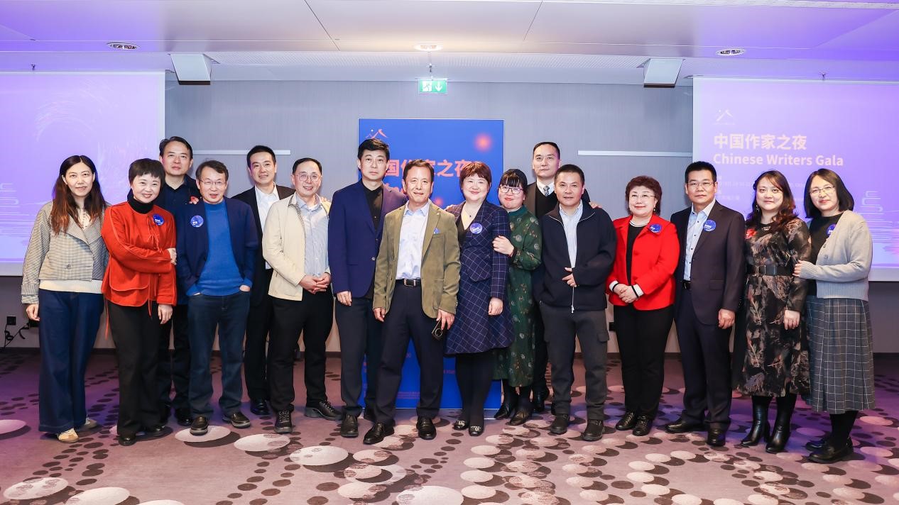 �羺����֮ҹ�ϵĵ羺����