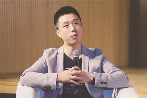 ���Q��1990������ں�����̶���ƻ����ң�����������Э���Ա���пƻ��ж�ƪС˵�����ڡ��ƻ����硷�����ӱ�Ե�����л���ѧѡ��������־�����������ӽ���Ѷ�ƪ����