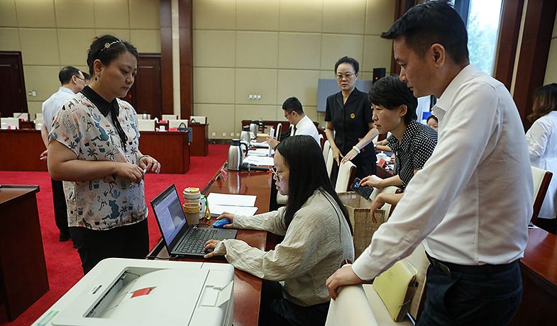 8��11�գ�����Ա�ڼ���顢��֤Ա�ල��ͳ��ѡƱ