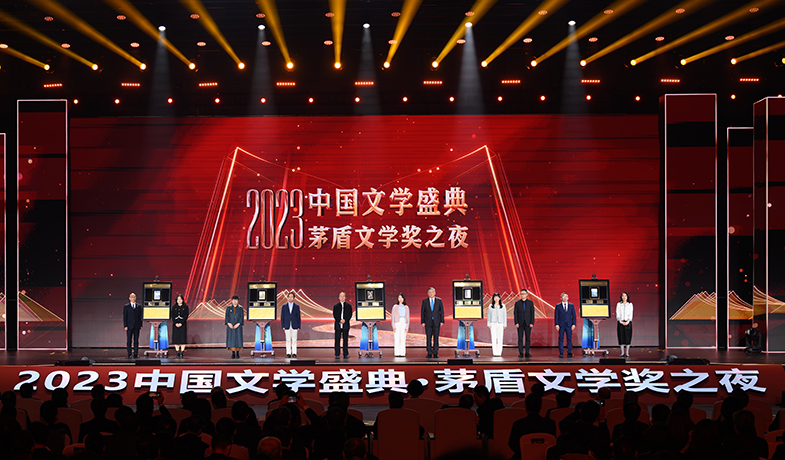 ����Ʒ�ı༭��5λ�����ҹ�ͬ��̨�����Կ��л������������ߡ��༭����������װ�������½�ɫ��ӡ