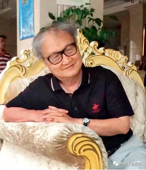 �������飺1936�������漮�������֣�1960���ҵ�ڱ�����ѧ����ϵ���Ⱥ��ڱ�����ѧ����ϵ�����ȴ�ѧ����ϵ�ν̣�1973����������ʦ����ѧ����ϵ��1990����1995�꣬���¹����������й���۵ȶ�����ѧ���ޡ���ѧ�������о�����Ϊ����ʦ����ѧ�Ŀ�������ڡ���ʿ����ʦ������ȫ����У�ƴ���ʽ��ʦ�Ŷ�����ר�ҡ�2021�꣬����ʦ����ѧ��������������ѧ�ưμ�ѧ�������ƻ�2.0���ء������������й�������ѧ�μ�ѧ���������ء���    1953�꿪ʼ������Ʒ��1981�귢���ġ��µ���ѧԭ����������Ϊ������ʫ��չ����Ҫ���׽����й���ѧʷ�����桶��ѧ�����ۡ����۱��졷�����Ľṹ������ѧ�Խ���¼��������ϸ��������ѧ�ı����ѧ����ѧ��ר����ʮ�ಿ��ɢ�ļ�����ŮΣ���ۡ��ȶಿ���ڡ��й�����ѧ������ѧ���ۡ�����ѧ�Ų�������ѧ�����о��������Ľ��衷�ȹ���Ȩ�����Ｐ��۱����Ϸ���ѧ���������ٶ�ƪ���������������ġ�ɢ�ġ�С˵��ʫ������ƪ��ѧ���������ɹ���λ�ý������ߵ�ѧУ��ѧ�о�����ɹ�����ȫ����ѧ��һ�Ƚ��������й���������ѧ�ḱ�᳤������ʡ����Э�ḱ��ϯ����������γ̱�׼�������Ľ̲ģ�����ʦ����ѧ������棩�ͺ�Ͽ�����ϱ�������Ľ̲����࣬Ϊ����������ѧ���ۼҡ��������ۼҡ����Ľ���ר�Һ���Ĭ�ݽ��ҡ�