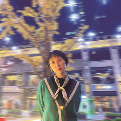 �˰��ݣ�����һ�ž����꣬�й������ѧ˶ʿ�о����ڶ���ʮ���꿪ʼ����С˵������С˵������һ���ķ羰����������д����ʦ��ͼ��߻��ȹ���������һ�������ڡ�ɽ����ѧ���߻�������������Ŀ�����ġ���