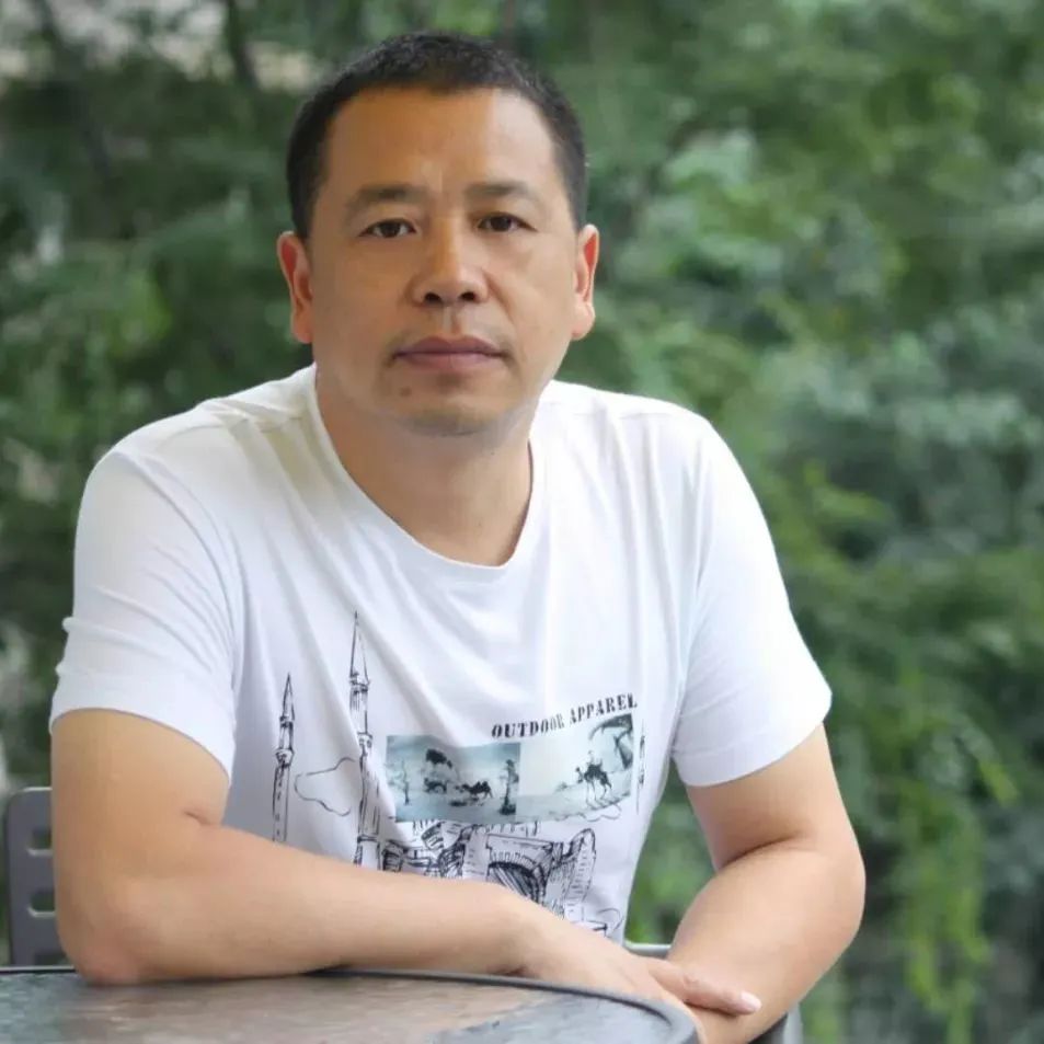 ¬һƼ  �羺���¹�����Ա�����γɶ��������մ����Ҹ����Σ�2016�����ۣ���Ϊ�ɶ���ѧԺǩԼ���ҡ����г�ƪС˵����ɽ�����������������ҵľ������ˡ���С˵�������׶���衷�������塷�����׵Ļ�ԭ���������¹�Ŀ����������𡷡�����֮�ء�����ƪ��ʵ��ѧ����ǧ��Ů����ɽ�������찢�����ʼ��������ݼ�֮�顷����Ʒ��ʮ�ಿ�����������������һ���̡�������ž����ս����Ĵ���ѧ�������Ϻ���ѧ�����Ƚ����ѡ�ջ���ѧ��ܽ����ѧ˫���