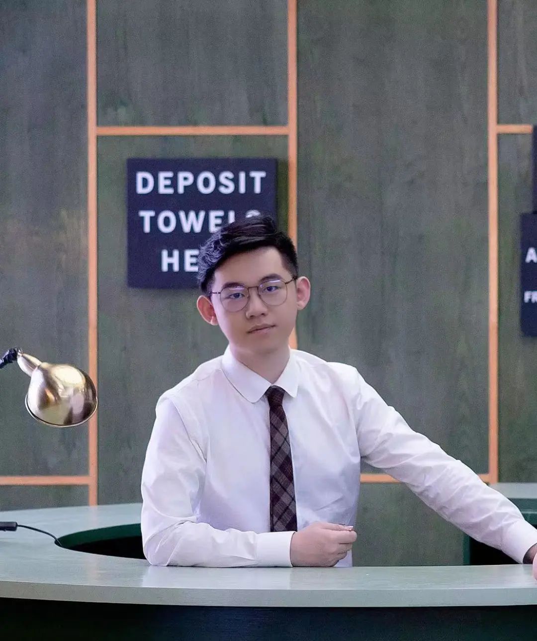 ɱ��Ӷ�Ա��1991������ɽ���ൺ�ˡ�����С˵�����ң��ó����ɻ�������ģ��趨��ӱ�����ط�ת�����������ʻ����塣����������˵�����֡���ʮ�����ɡ��ȡ���ʮ�����ɡ��ӷ������ɰ�TOP1���ϼ�1���ۼ�ǧ������Ķ�����21����ߴ��9.8�����֣�׷������300��+�����ڲ����������Ķ���TOP1��������Ӱ�����ѳɡ���Ȧ����Ʒ���Ѹı�㲥�磬����ʵ���飬�۳�������Ӱ�Ӱ�Ȩ��