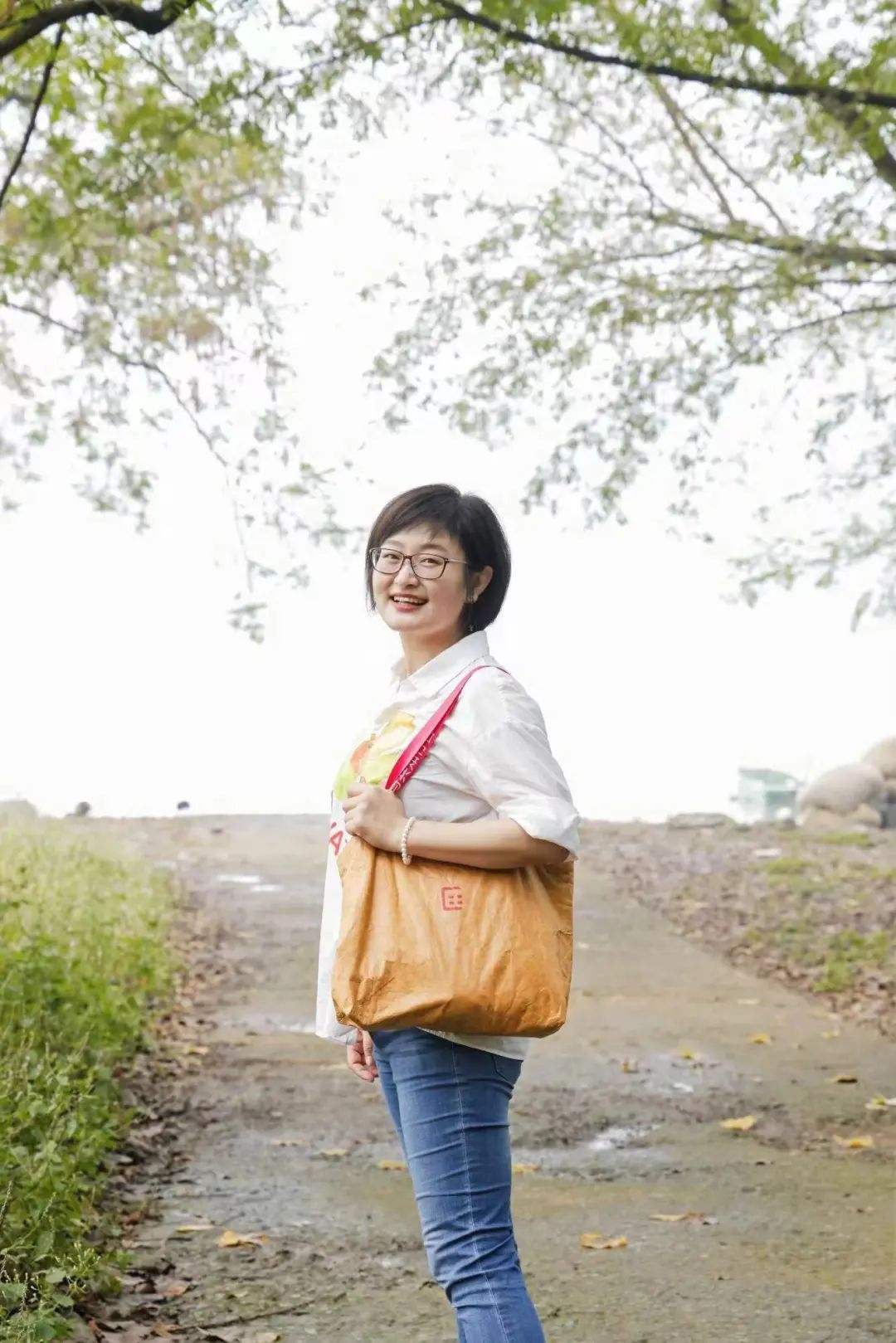 �����٣�Ů�����壬1981���������������ֹ�ְ�ڡ�������ѧ����־�磬ϵ�й�С˵ѧ�����¡��й�������������ѧ���Ա������Ʒ���ڡ��Ϸ���̳�������ձ����ȱ�����