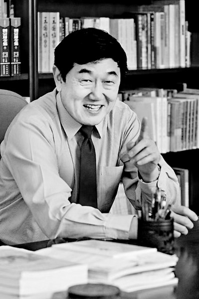 �º� �Ͽ���ѧ��ϯ���ڣ����Ҽ���ѧ��ʦ���Ͽ���ѧԭ����У�����Ρ���ѧ�Ų������������ѧ����ѧ���ڿ���ί������ѧ���Ļ������࣬������Ҽ���ѧ�ɹ�һ�Ƚ����о������漰�л���ͳ�Ļ����й��ŵ���ѧ���й���ѧ����ʷ���й��Ŵ�С˵���ۡ�����С˵����ѧ���ڽ̵���෽�棬���С���Ե����ѧ���ڽ̡����й�С˵����ʷ������ʥ̾������������������������˵ˮ䰡��ȡ�