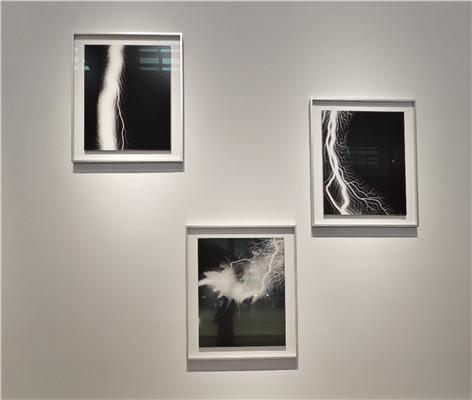 ɼ����˾���ŵ糡��ϵ�С����ʴ�ӡ���ľ���֮ǰ���������ڰ����д��������Ρ��ı��ĳ�������м���ѭ����2006�꿪���ġ��ŵ糡��ϵ����Ʒ�У�ɼ����˾���ѳ���ͻ�ƻ��ھ�ͷ��׽�İ��ҹ�����ʽ���õ�������Ƭ�Ի��ͼ��