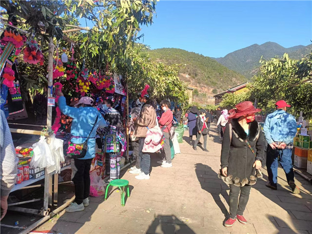 �ϼ�ֱ�ڵ�ɽ�֣���ǰ��Ծ�۾�����ȥ�����̯