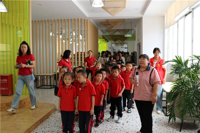 ��Ծ�����Ż�Ͳ�ڸ���ͼ��ݲι۵�С����������