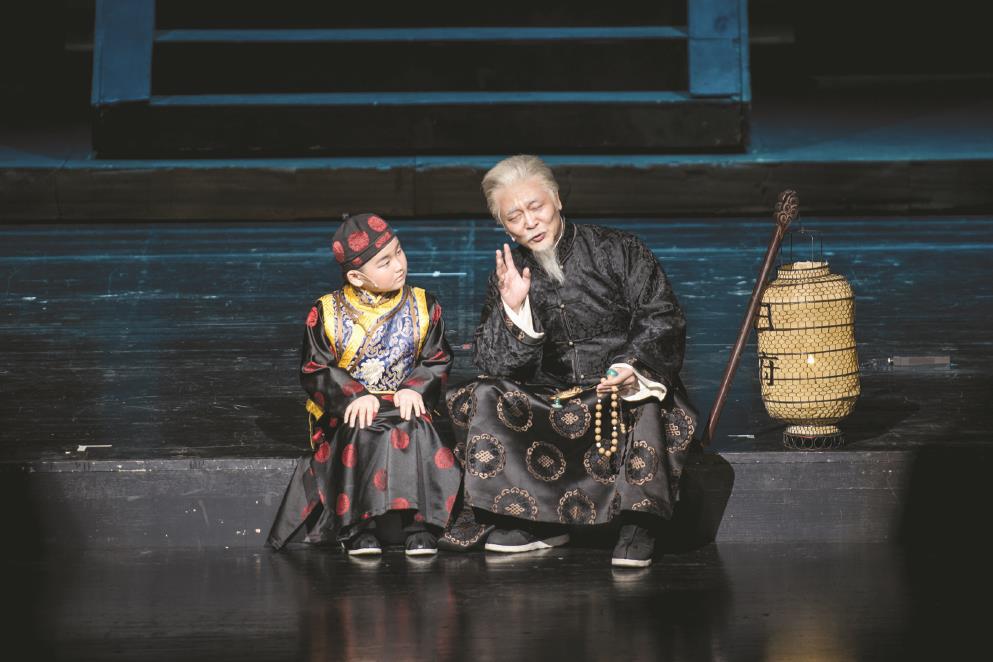 ����Ӿ硶��լ�š���ʱ����ȫ��ʽչ�ֲ�ͬ��������ӽ��ۡ���լ�š������⣬�ԡ���ү���׾���Ϊ���ģ��軭�˴�լ����������ϲŭ���ֺͳ������䡣ͼΪ�й����һ���Ժ�����ݳ��Ļ��硶��լ�š��ݳ��ա����ݳ�����ͼ��