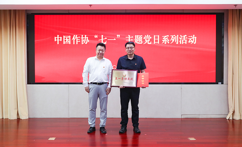 �羺���µ����Ա�񻪶�Ϊ������ѧ��־��䷢����͹��һ�����һ�Ͷ���״��֤��