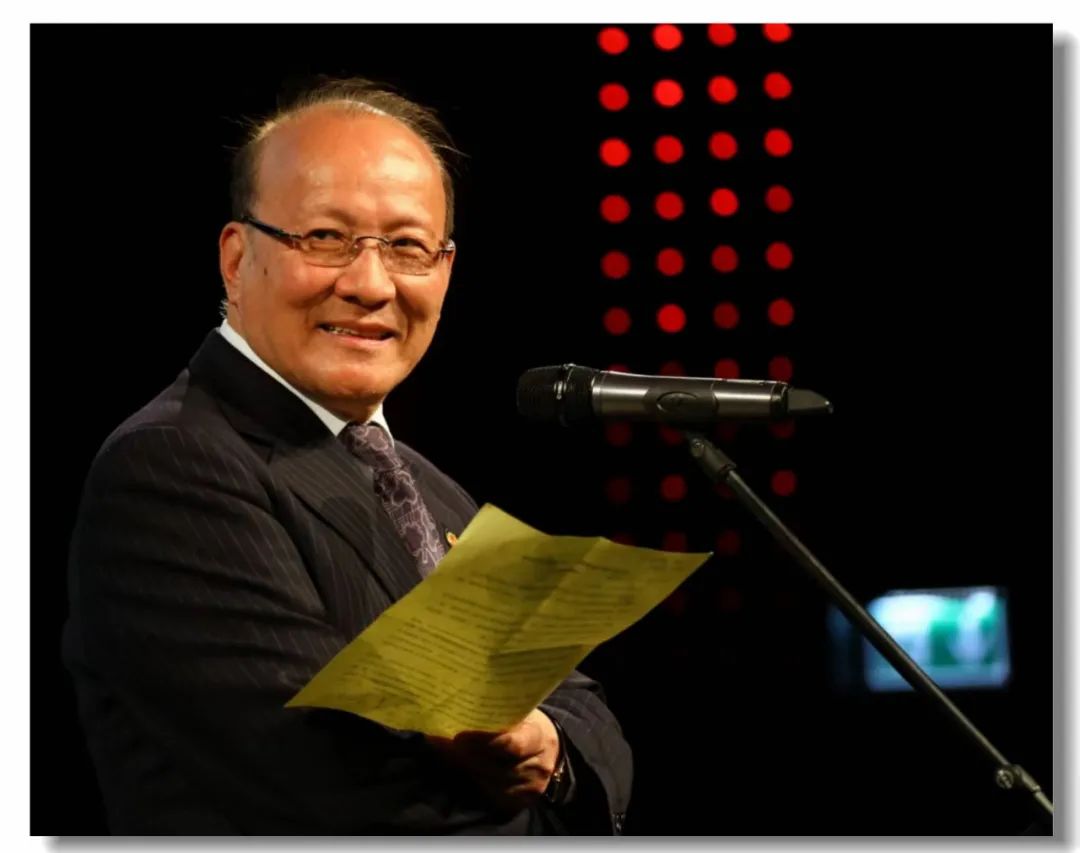 ëʱ�����й��������ۼ�Э�ḱ��ϯ���Ϻ����Ĺ�ָ�Ѳ��Ա���о�Ա���㽭��ˡ�1948������1982���ҵ�ڻ���ʦ������ϵ��1995�����羺���¹��������С������ִ��˵��۷����������ѧ�±��뷴˼����ëʱ���ļ������ľ������ȣ����ࡶ1991���й�С˵�������������Ĵ���ʡ������Ϸ������Ĵԡ��ȡ����������й�������������һ�Ƚ���ȫ����������ѧ����ɹ������׽��Ϻ���ѧ�������Ƚ��