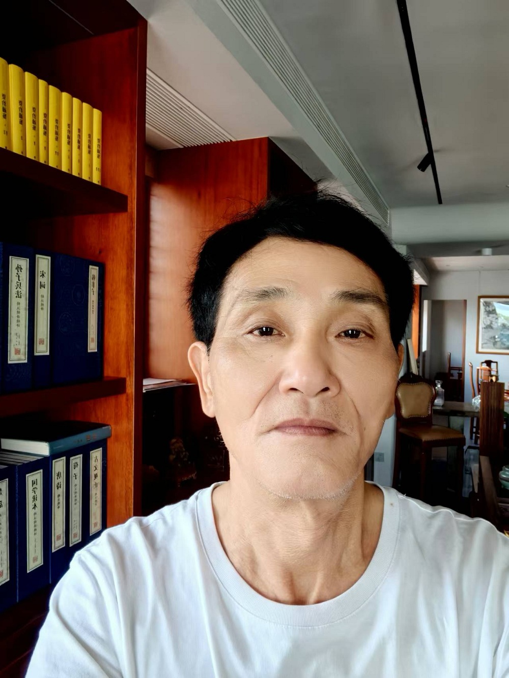 �ӳ����������Ұ�ݣ������ˣ��־�ס�����У���һ��˽���ϰࡣ����ʱ��ʼϲ����ѧ��һֱ�Ȱ����Ӳ��Է�����������ϰ�������������ִ����Ʒ�������硣