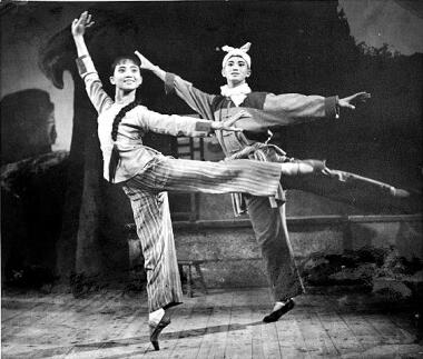 1965�꣬������硶��ëŮ���ݳ����ա��Ϻ��������Ź�ͼ