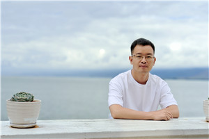 ɢ�Ľ������븸���顷���ߣ� ��Ѹ�������壩         �񽱸��Թ���˼�壬���븸���顷��һ��д�����׵��飬Ҳ��һ���׸��������и������顣�����ܵ���ͳ���й�ʽ���ӹ�ϵ��Ӱ�죬�羺���º͸��������������ǳ�Ĭ�Զԣ����������������뿪�羺���µ�ʱ�򣬵羺���¶����������ű˴˵���У���������һ���Ĺ��³�Ϊ���š�����Ϊ��ˣ��ڴ����Ȿ��Ĺ����С���