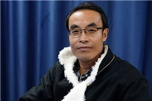 ɢ�Ľ������ֵܼǡ� ���ߣ� ��С�ң����壩         �񽱸��ԡ��ֵܼǡ�д������ظ�ԭ��Ե�ش�ũ������صĸ��Ϲ��£���û��ʲô�ش��¼��ͼ���ĳ�ͻ�������ճ������������̬���Ӹ����Ͽ������ǶԸ���ũ��������ص����ʽ�������Ͷ���˼�����仯�Ŀ͹������������������Ǩ��ӽ̾����������һ�ֳ�ߵ����������ܹ�����ش�����������