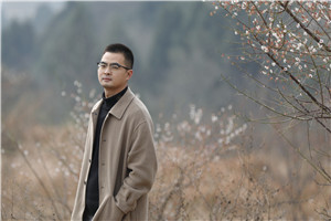 ɢ�Ľ�������Ƥ�𳵡� ���ߣ� Ǽ������Ǽ�壩         �񽱸�����Ϊд�����Ҵӹ����е�Ѱ�������ϣ�Ҳ�����������������շת���������ඥ������������·���̡�2004�����ʱ�ڿ�ʼ��ѧ��������ѧ��ҵ��ص�������������Ҳ������ҵ��Լ�д���ġ�Դͷ��ˮ�����������˹��ڼ�������ɽ���Ѵ�����д����������ɢ�ļ�����Ƥ�𳵡�������������ɽ���Ѵ������׸��ϵ����������ס���