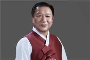 ʫ�轱��������߿߿����ɽ���������ģ�  ���ߣ����ٽ��������壩         �񽱸��Ի��״�����̣��Ӵ������Լ����۹�۲����磬����������������Ĺ�ϵ���ҵ�ʫ�����Ǿ����˼����׶Ρ�Ҫ��˵�ҵ�ʫ�������ഺ����Ѫ�ͳ嶯�����ڡ��ҡ�������ң����žͳ�Խ���������ֱ׶��࿹�⡢ѡ����ȷ��·����׶Σ���ʼ����ͨ���ʹ���Ȼ�ĶԻ���������Ľ��У�������԰��Ѱ���ս��ɳ���������ҵľ��硭��