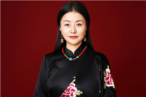 ʫ�轱��������ֽ�ϵ��ġ� ���ߣ����������壩         �񽱸��Էǳ����һ�ÿ��������ҵ����ĳ����м����������ຣʡ�������������ݣ�������ͨ�������н�����һ��Сɽ�壬ͨ��Ӳ������ţ�ӣ��ǳ���Դͷ�ĸ����ӡ������������׽�Դͷ���س��Ӷ��ع����˰��ꡣ�ֵ��ƺ�Դͷ����СС�ľ�ˮ�����������ˮ������˵���Ǳ��������ƺӡ����׽���ˮ������һ��д���ߡ���