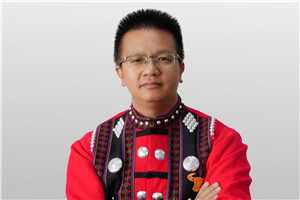 ʫ�轱������ɽ�š����ߣ���ΰ�棨���壩         �񽱸����ҵ�ʫ������ɽ�š���õ�ʮ����ȫ������������ѧ���������������Ҹ��ˡ����������ѧ�������ԣ���һ�ֹ���������һ�ֱ޲ߡ�����֮ǰ�ж���Ӣ��Ԭ���С����ա����ɺ�ľ����λ�������һ������������Ϊһ��20����80�������������ʫ�ˣ����ں���Ĺ۲���������������֮�󣬵ִ��˵��񡢵��µ������ﾳ����