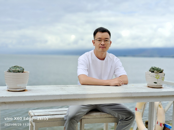 ��Ѹ�������壬1984������������ʼ�ˡ����껨����־�༭������С˵�����������ͣ��Ϸ�������¼�����ɢ�ļ�����������ݡ��ȡ����������ɢ�Ľ�������ɢ�Ľ��������Ͻ�ɽ��ѧ���ȡ�