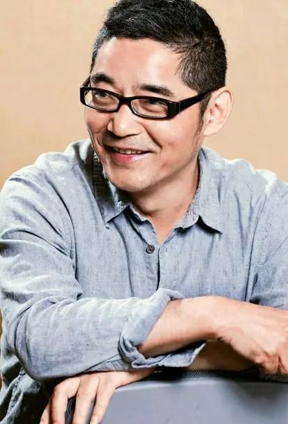 ��ͯ��������ʦ����ѧ�༭������ʡ����Э��רҵ���ң���Ϊ����ʦ����ѧ���ڡ���Ҫ������Ϊ��ƪС˵����檳�Ⱥ������ۡ������֮�ҡ�����յ�ơ���ƪС˵���ס����ҵĵ������ġ����Ӱ�������ȸ�ǡ������С����ϴ�����ʰӤ�ǡ�����ѩ��ͷ�������ԡ��Ȱ���ƪ��ƪС˵����ƪС˵���Ӱ�����õ�����Ӣ����������ѧ����2009���͵ڰ˽컪�ﴫý��ѧ�󽱣�2010������ƪС˵�����ԡ�������³Ѹ��ѧ����2010����2011���ò��˹�����ѧ��������2015�꣬��ƪС˵����ȸ�ǡ���õھŽ�é����ѧ����