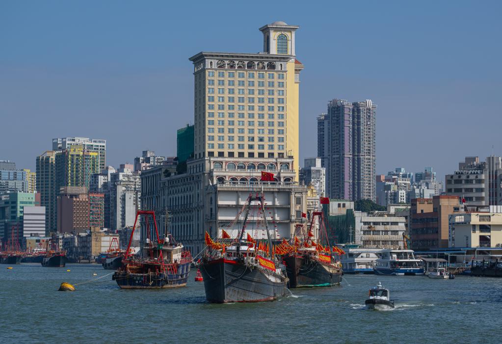 12月12日,庆祝中华人民共和国成立75周年暨澳门回归祖国25周年、澳门渔船大巡游启航仪式在澳门举行。新华社发