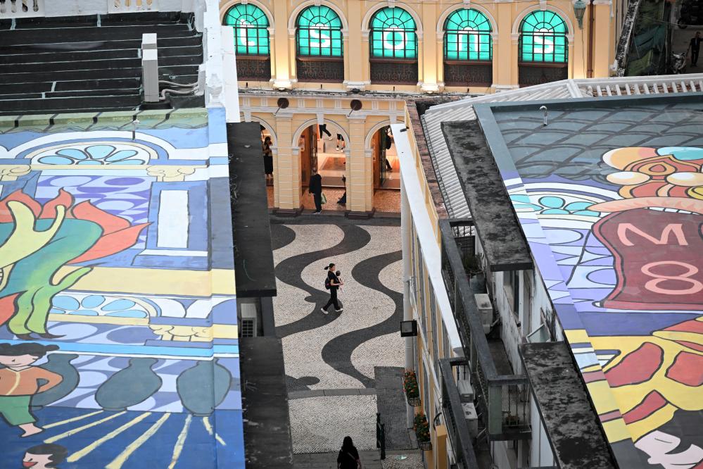 这是透过M8澳门八号商业都市更新项目玻璃拍摄的周边街景(11月15日摄)。新华社记者 金良快 摄