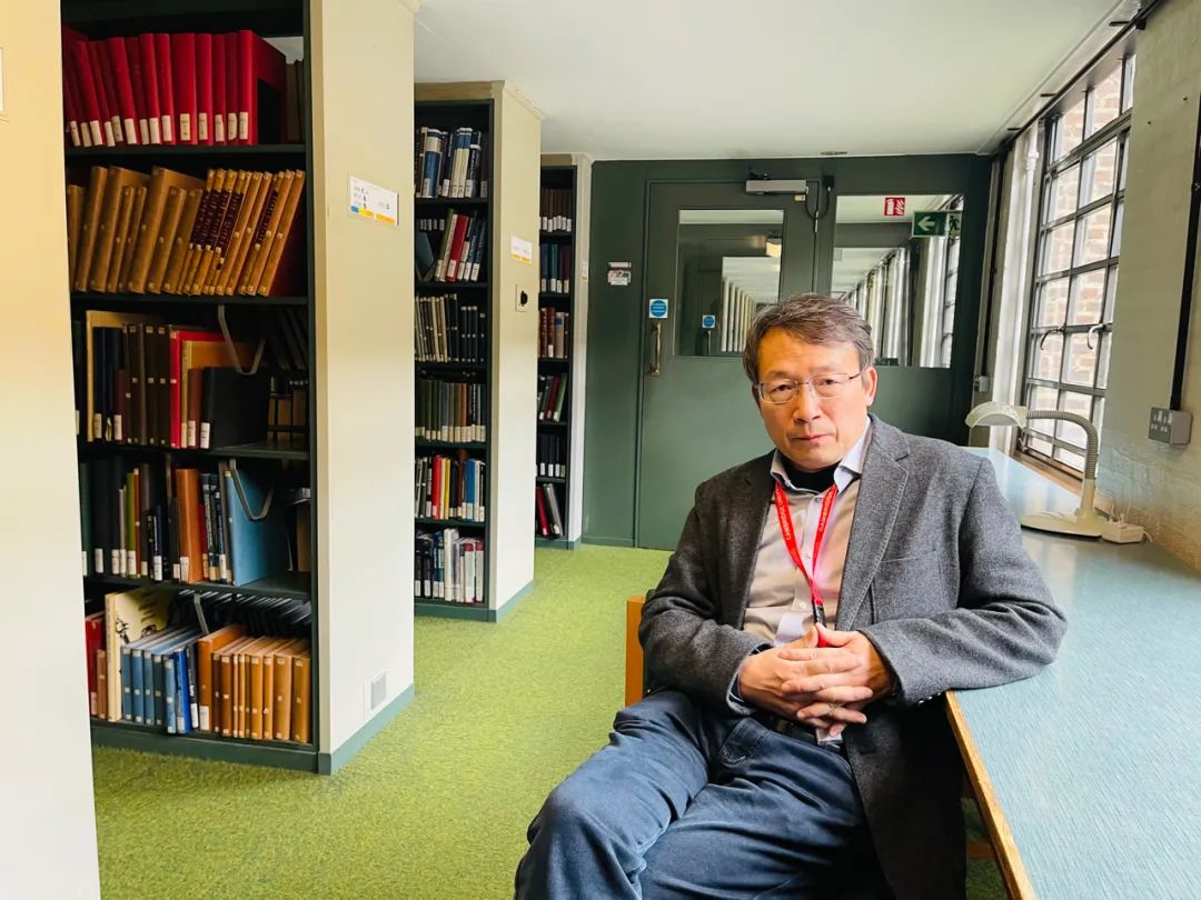 �������