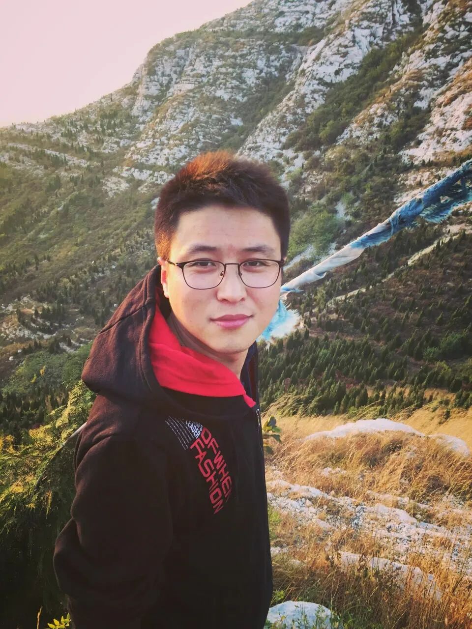 ���������У�1990������ɽ����馣��־ӱ����������ҵ��ҵ�ߡ��羺���¹�����Ա���¹�ҵʫ�����ʫ�ˡ�ɽ��ʡ��ЭǩԼ���ҡ��μӡ�ʫ�������36���ഺʫ�ᡢ�׽�����ഺʫ�ᣬ����ʫ����������Ӫ��������й�����������